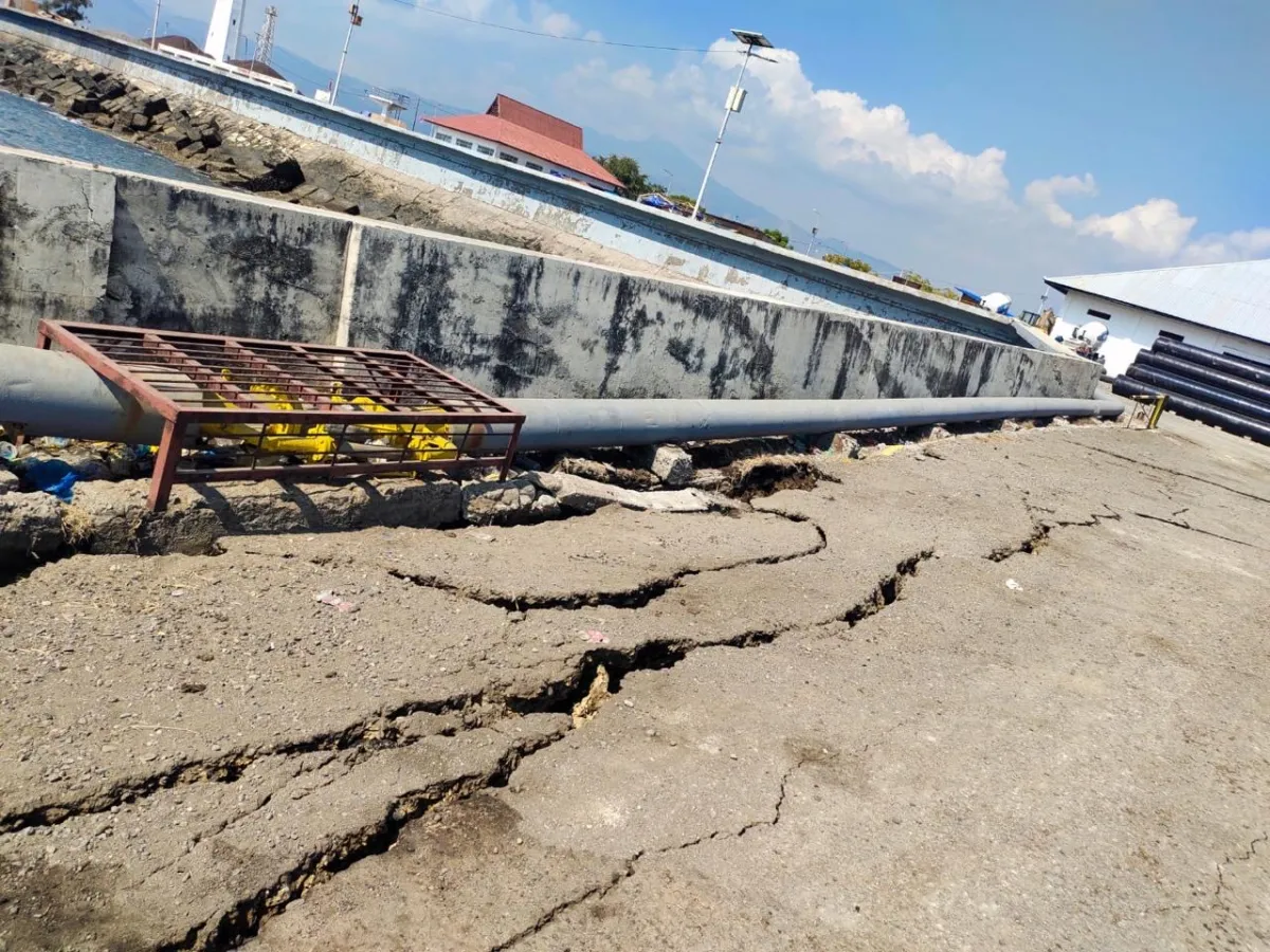 Tampak kerusakan infrastruktur parah dan jalan-jalan tepi pelabuhan mengalami keretakan akibat gempa di NTT. (dok Ditjen Hubla Kemenhub)