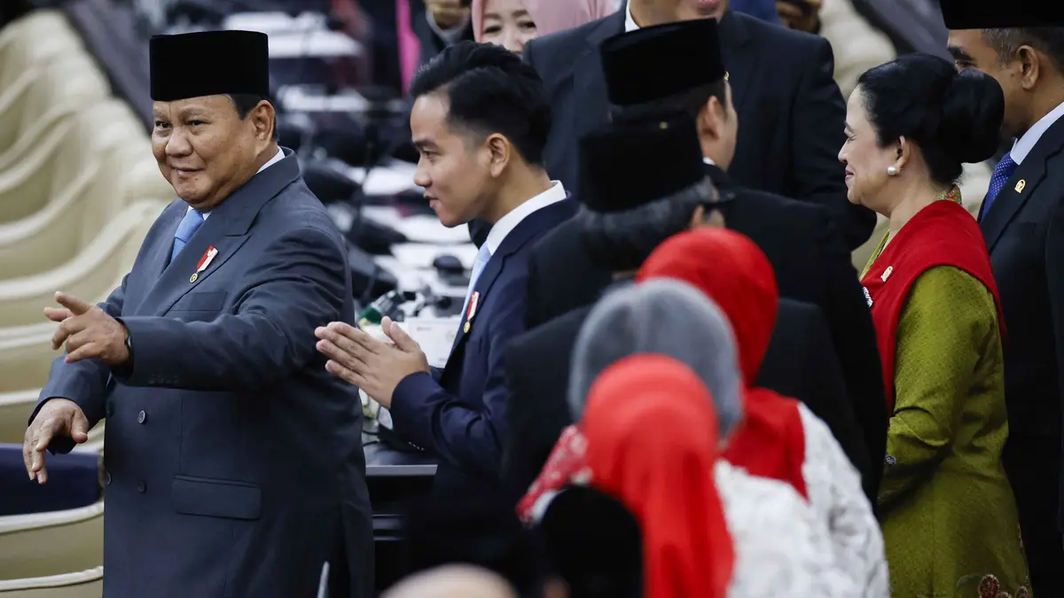 Wakil Presiden Gibran Rakabuming Raka mengenakan setelan jas slim fit. (dok AFP/internet)