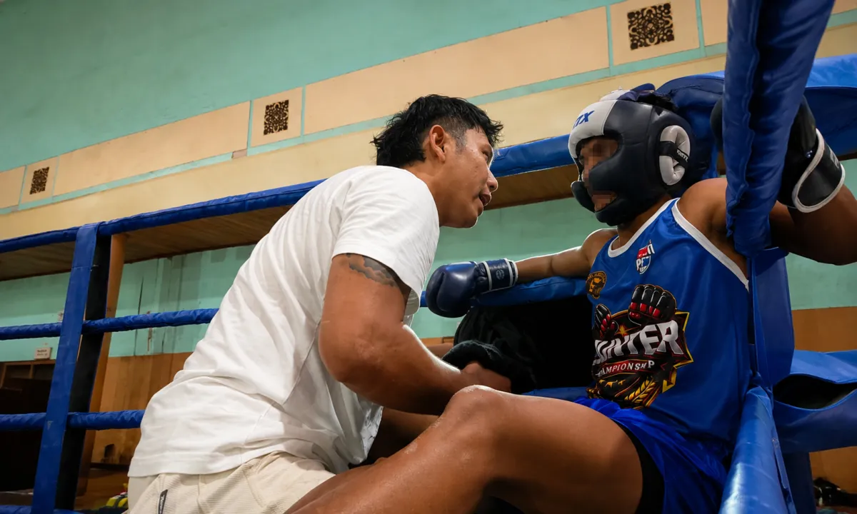 Pelatih tengah memberikan arahan kepada salah satu atlet Kopaska yang memenangkan kejuaraan tinju Hunter Championship 2026. (Foto : Nice Aprily/Warta Lentera)