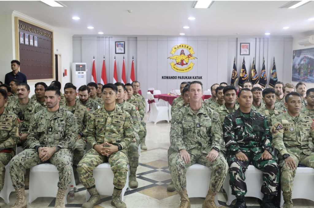 Personel Kopaska TNI AL bersama personel US Navy SEAL Team 1. (Foto : Kopaska Koarmada RI)