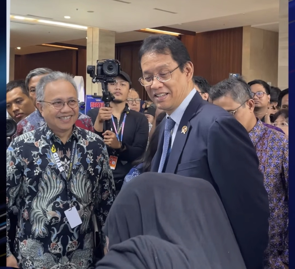 Menteri Keuangan Purbaya meladeni pertanyaan awak media di GIIAS 2026. (Instagram @giias_id)