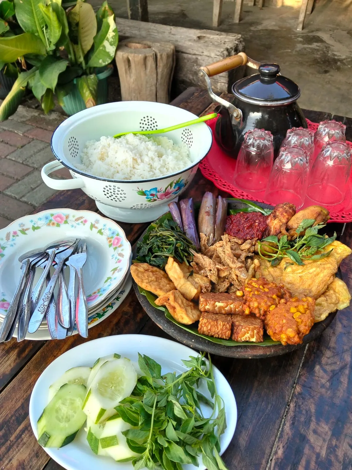 Porsi paket Seduluran Saklawase bisa untuk 4-6 orang dan gratis nasi hangat serta es teh manis. (Foto : Emi Haris/Warta Lentera)