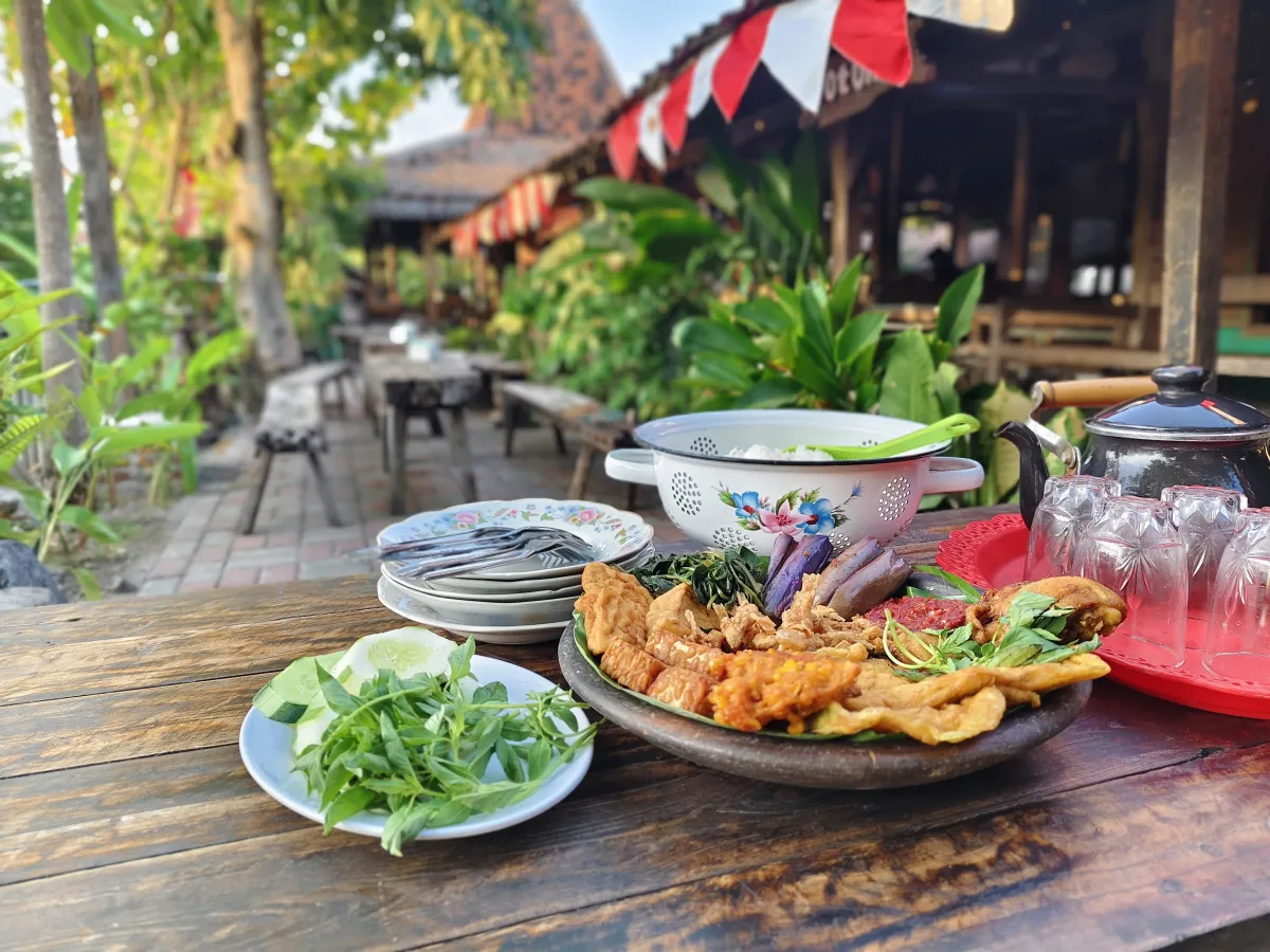 Sajian lengkap menu Paket Seduluran Saklawase di Waroeng Joglo Merah Putih, Surabaya. (Foto : Emi Haris/Warta Lentera)