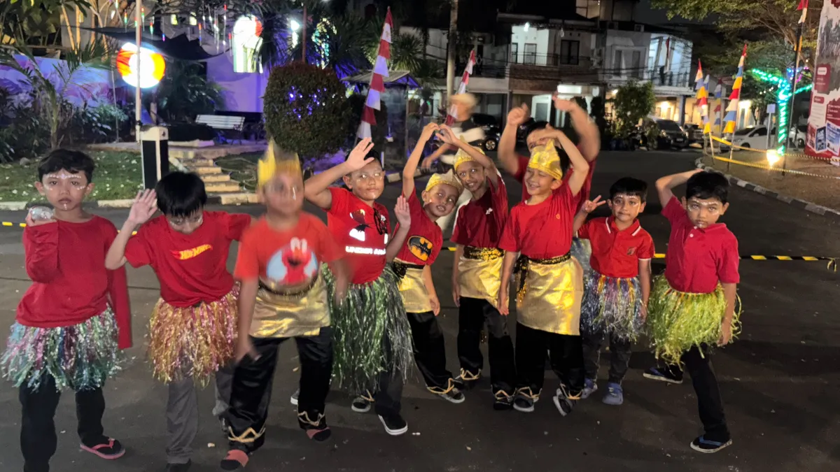 Anak-anak perumahan Graha Raya klaster Carissa dan Berryl dalam malam puncak HUT ke-81 Kemerdekaan RI sesaat sebelum naik panggung. (Foto : Vita Kartono/Warta Lentera)