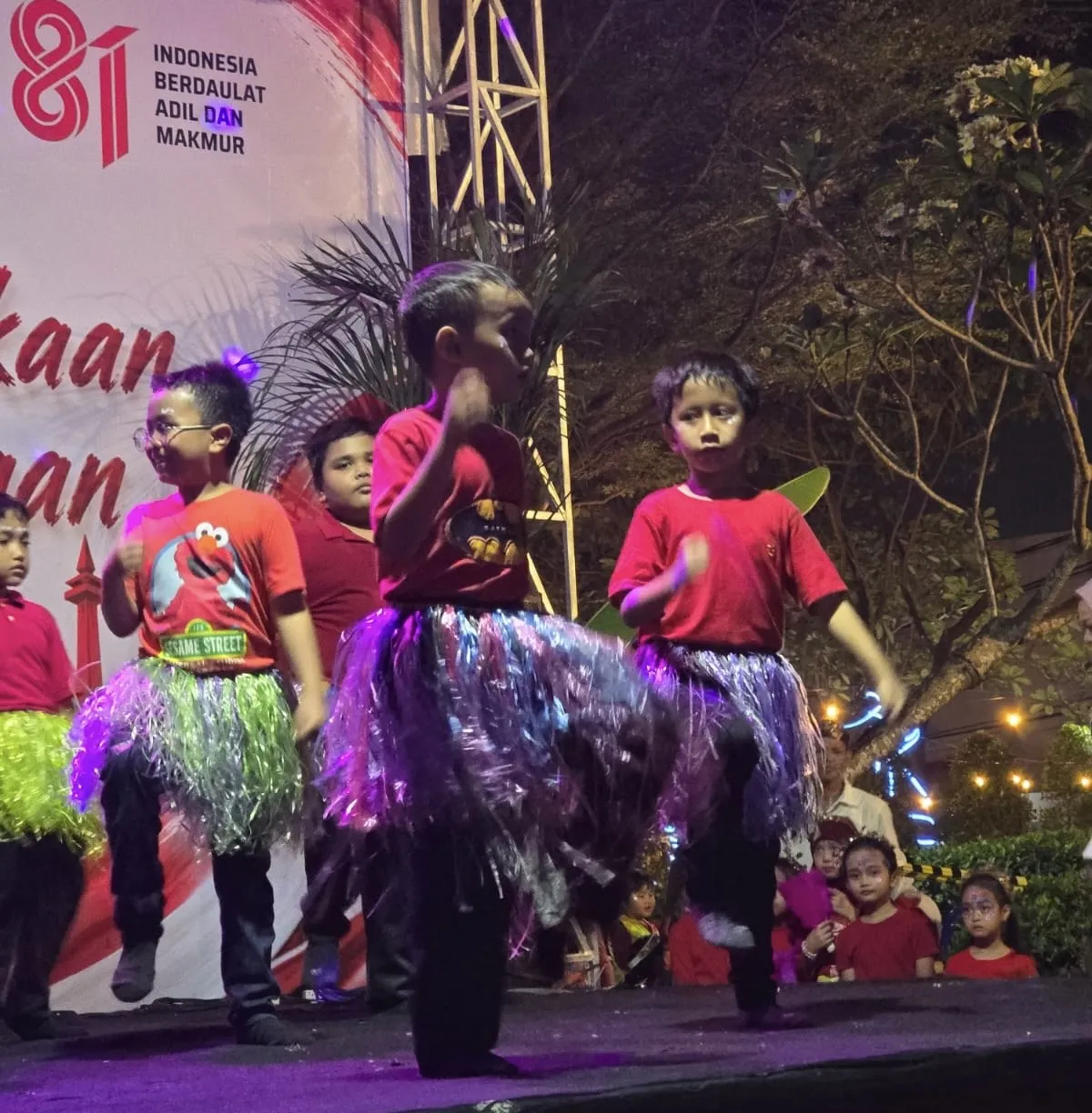 Tari Yamko Rambe Yamko dari Papua yang dipentaskan anak-anak komplek perumahan Carissa-Berryl Graha Raya, Tangerang Selatan. (Foto : Vita Kartono/Warta Lentera)