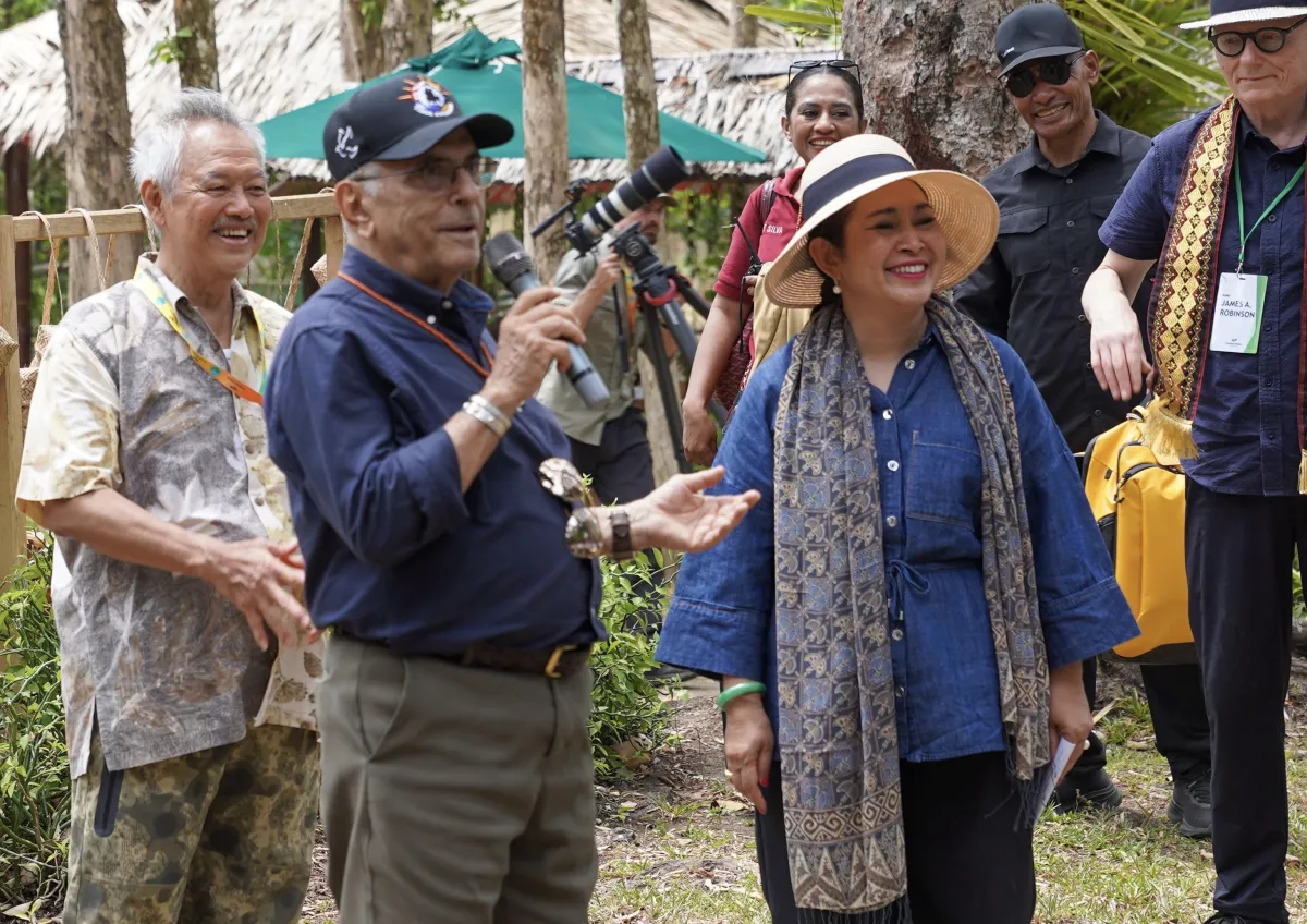 Pendiri Artha Graha Network Tomy Winata (paling kiri) bersama dengan Titiek Soeharto (baju biru) menerima tamu penerima nobel dunia di TWNC, Lampung. (Foto : Vita Kartono/Warta Lentera)
