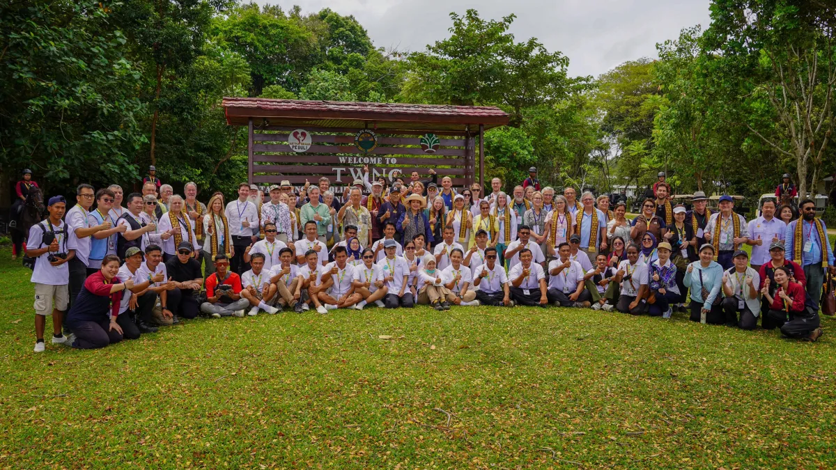 21 penerima Nobel, Turing Award, ilmuwan, akademisi, tokoh dunia, Titiek Soeharto, dan Tomy Winata berfoto bersama di TWNC, Tambling, Lampung. (Foto : Vita Kartono/Warta Lentera)