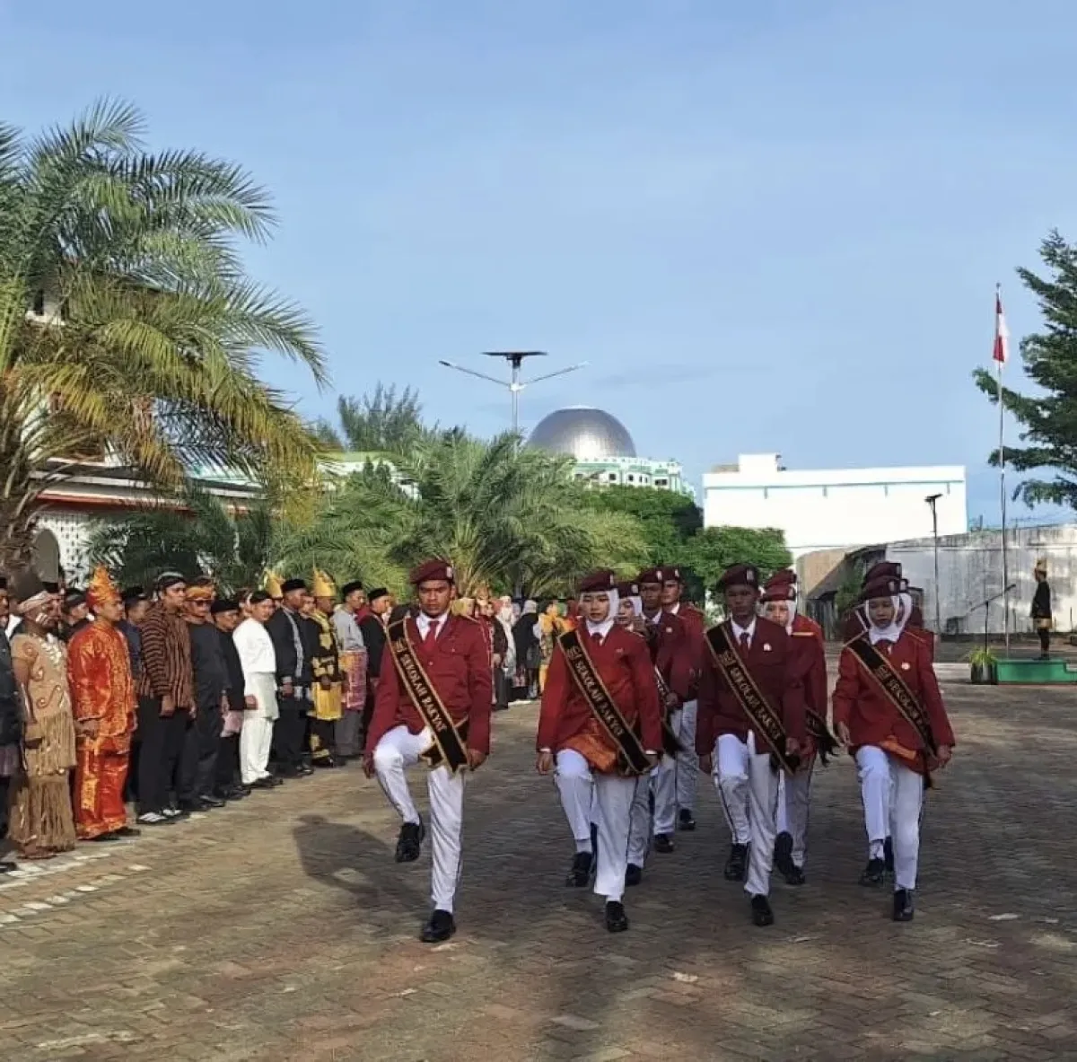 Terlihat siswa yang menjadi peserta upacara mengenakan seragam lengkap jas almamater merah marun dan jajaran SRMA I Aceh Besar bersama pegawai Sentra Darussa&rsquo;adah mengenakan pakaian adat Nusantara. (Foto : dok ANTARA/M.Ifdha)