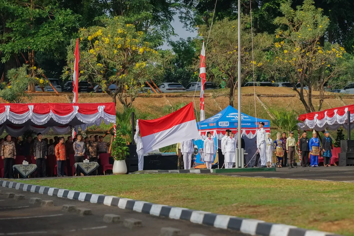 Bendera merah putih dinaikan di tengah suasana khidmat perayaan HUT ke-81 RI oleh Artha Graha Peduli. (Foto : Vita Kartono/Warta Lentera)