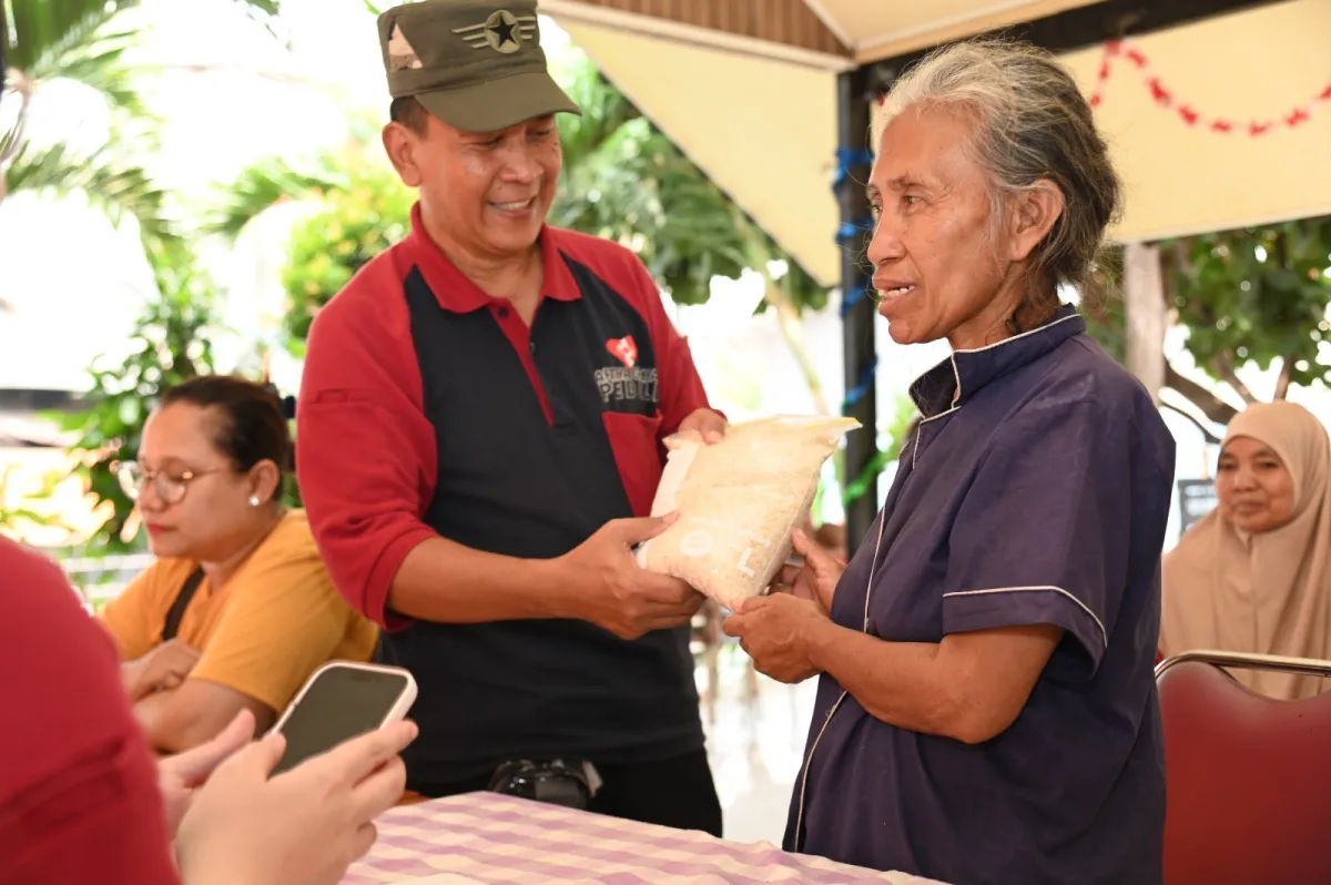 Program Beras Jumat, Bukti Peduli Masyarakat Sekitar di Lingkungan Kerja