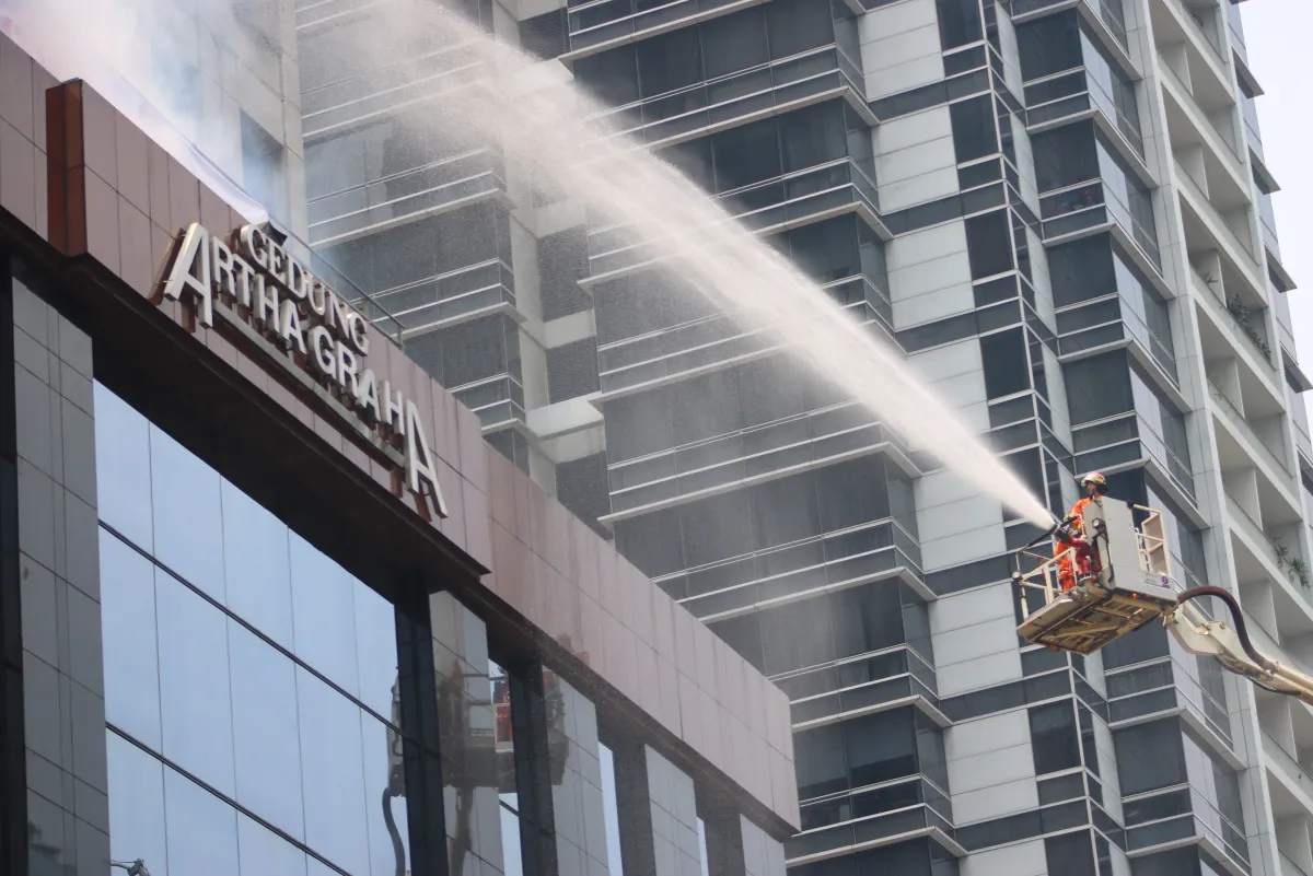 Tampak petugas tengah memperlihatkan simulasi fire drill dan tanggap darurat jika dalam keadaan darurat. (dok Artha Graha Peduli)