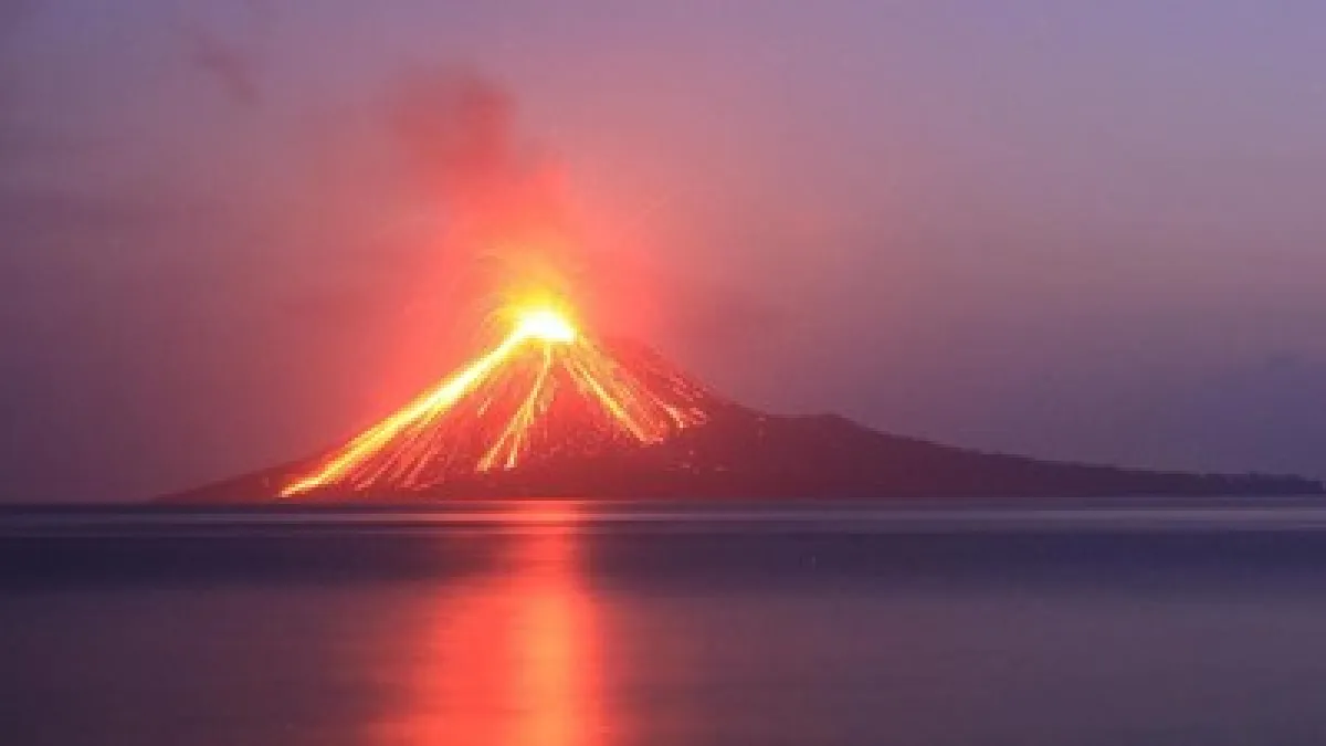 Tampak dari jauh pancuran lava Gunung Anak Krakatau di Selat Sunda. (dok Warta Lentera)