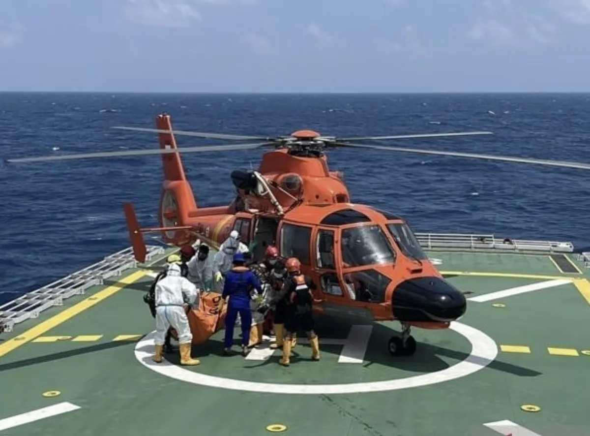 Helikopter HR 3601 milik Basarnas mengevakuasi dua jasad korban kecelakaan KM Virgo Transport 8 yang baru ditemukan pada operasi SAR di H+9 di perairan Masalembo, Laut Jawa. (dok Basarnas)