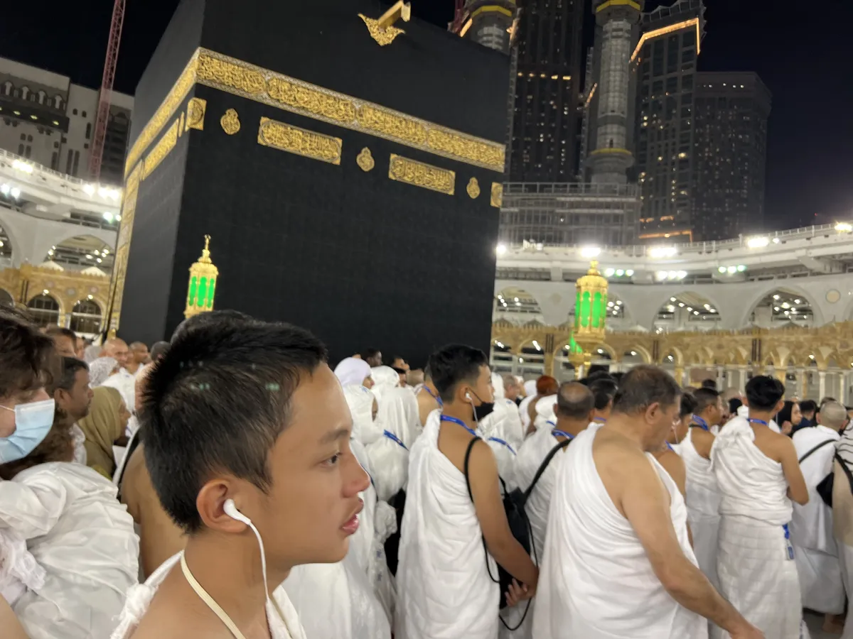 Terlihat jamaah umrah memutari Ka'bah. (Foto : Vita Kartono/Warta Lentera)
