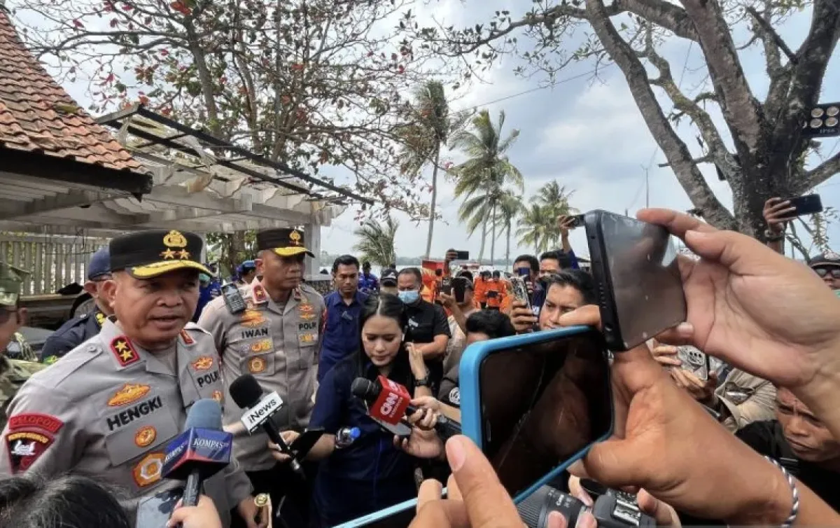 Kapolda Banten Irjen Pol Hengki (kiri) didampingi Wakapolda Banten Brigjen Pol Iwan Saktiadi (kedua kiri) menyampaikan keterangan pers terkait operasi SAR penumpang kapal yang hilang kontak di Dermaga Marina Lippo Carita, Pandeglang, Banten.