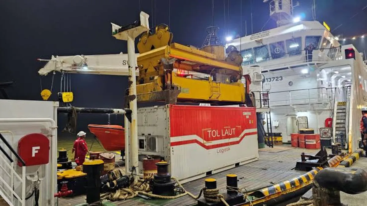 Kapal Negara Kenavigasian (KN) Kunyit membawa reefer container (kontainer berpendingin) dalam operasi SAR KMP Virgo Transport 8. (dok Warta Lentera)