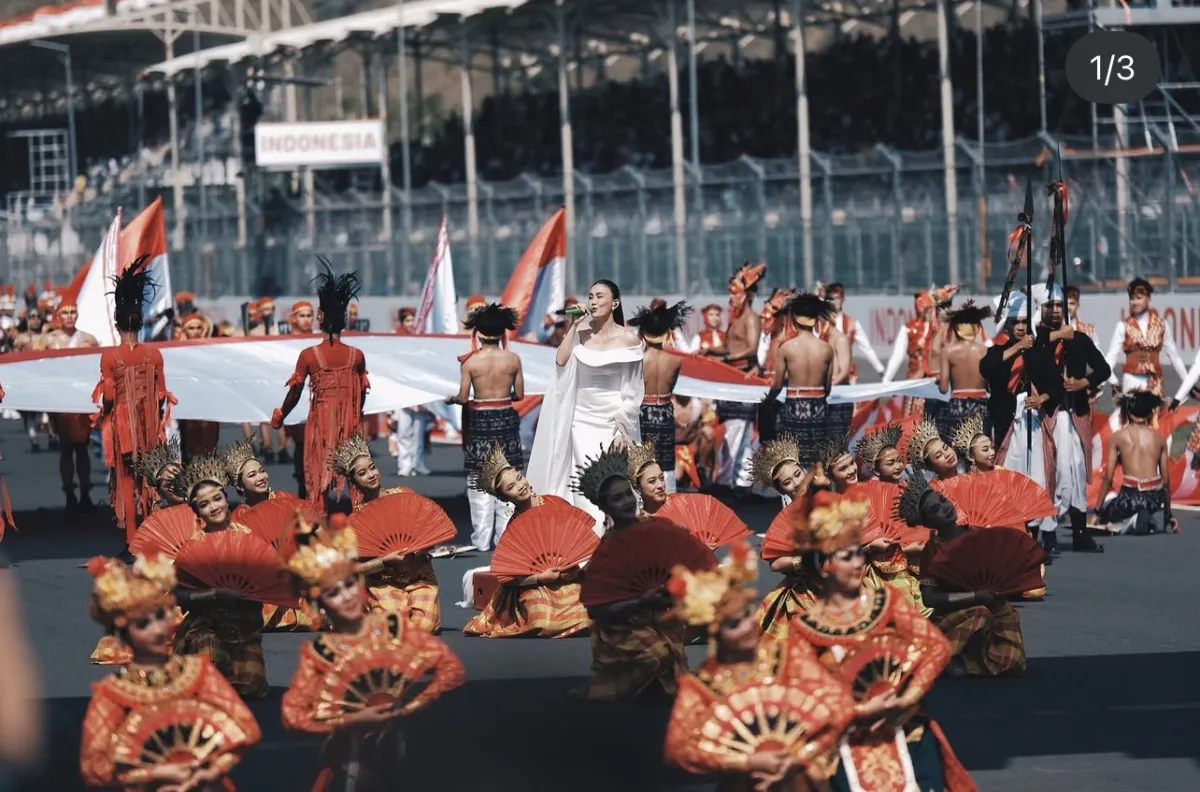 Penyanyi Agnez Mo menyanyikan lagu Indonesia Raya dan beberapa lagu nasional di pembukaan ajang MotoGP Mandalika 2026. (dok Instagram @agnezmo)