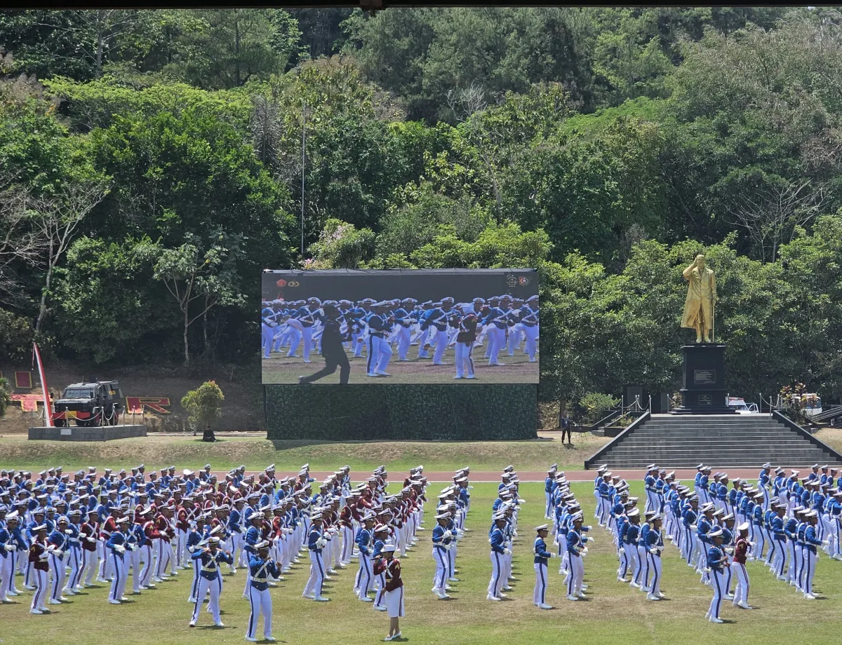 Para pratar Akademi TNI tengah memberikan persembahan lagu-lagu daerah serta yel-yel tiap angkatan. (Foto : Nice Aprily/ Warta Lentera)