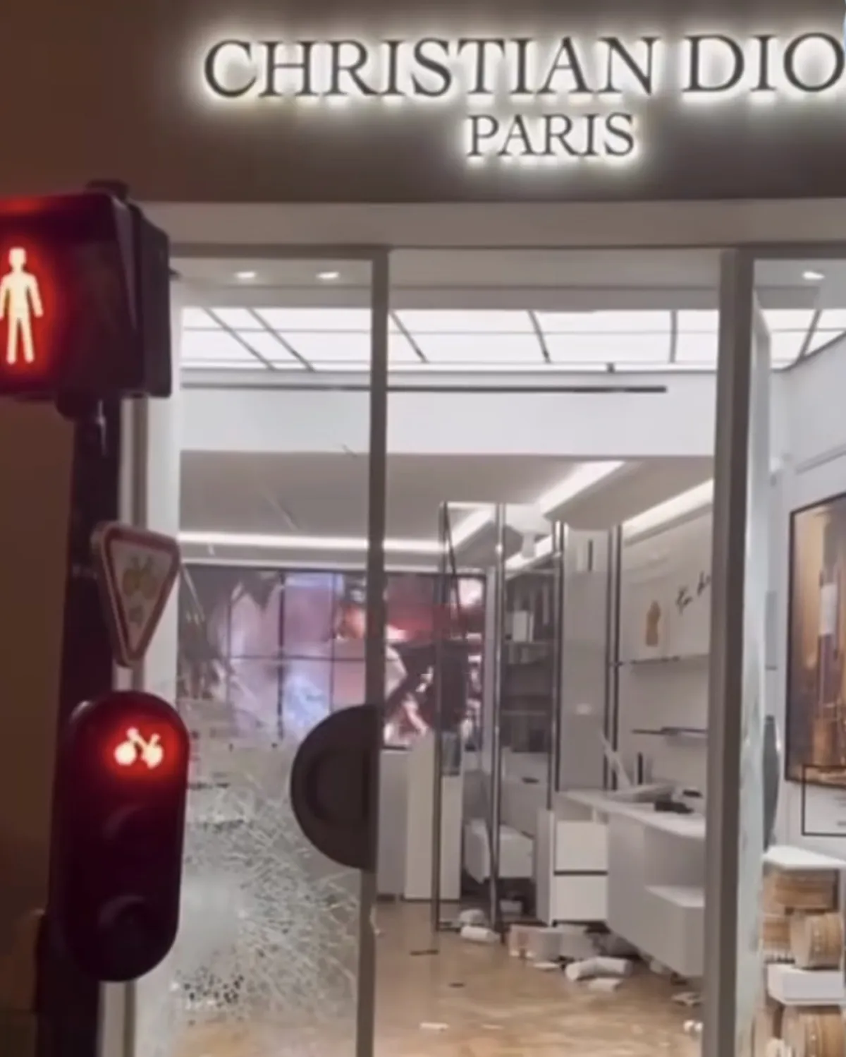 Butik brand mewah Christian Dior di Paris, Prancis juga dirampok habis. (dok internet)