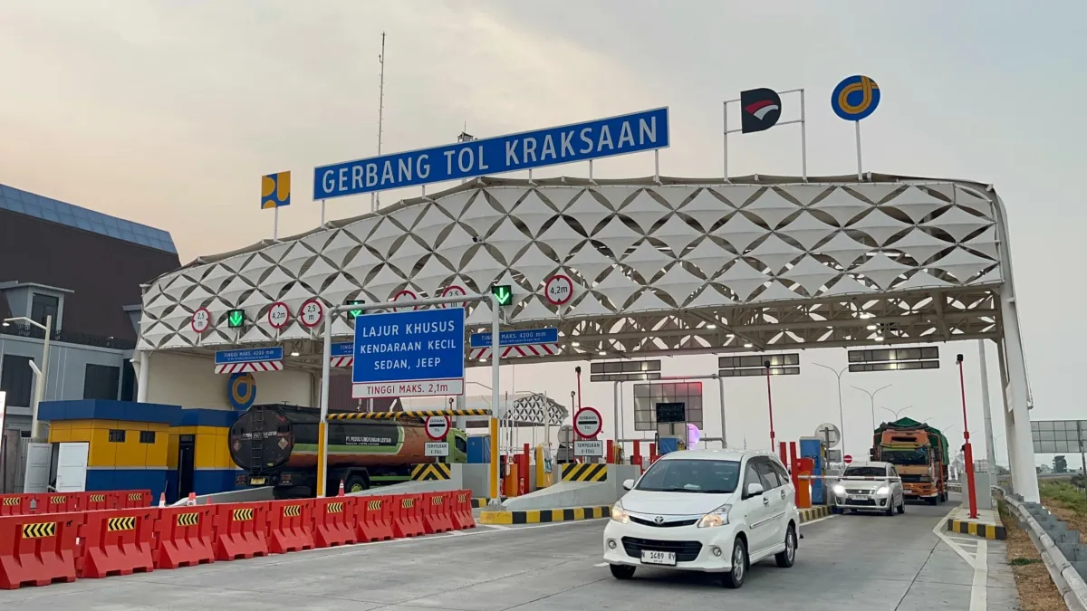 Tampak kendaraan mulai melintasi Gerbang Tol Kraksaan di ruas Tol Probolinggo-Situbondo-Banyuwangi (Prosiwangi) Segmen Gending-Paiton. (Foto : Vita Kartono/Warta Lentera/JPB