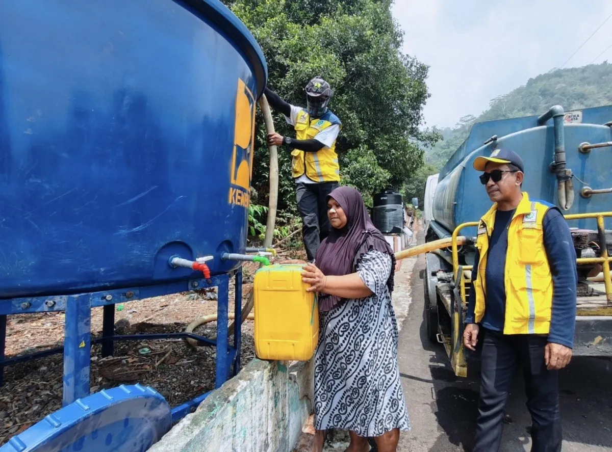 Warga memanfaatkan air bersih yang disediakan Kementerian Pekerjaan Umum. (dok Warta Lentera)