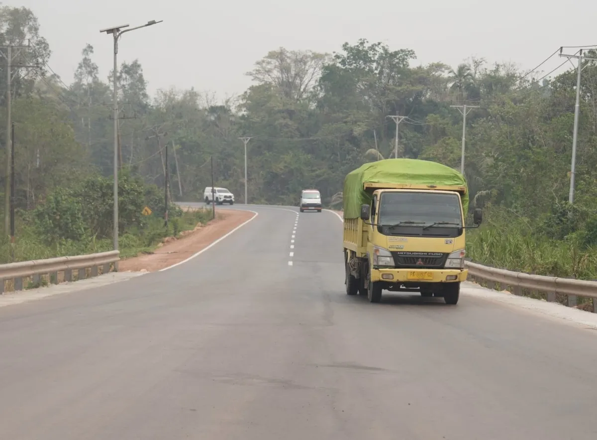 Tampak kendaraan melewati jalan raya milik Pemerintah. Keseluruhan akses jalan kelar akhir November 2026. (Foto : Vita kartono/ Warta Lentera)