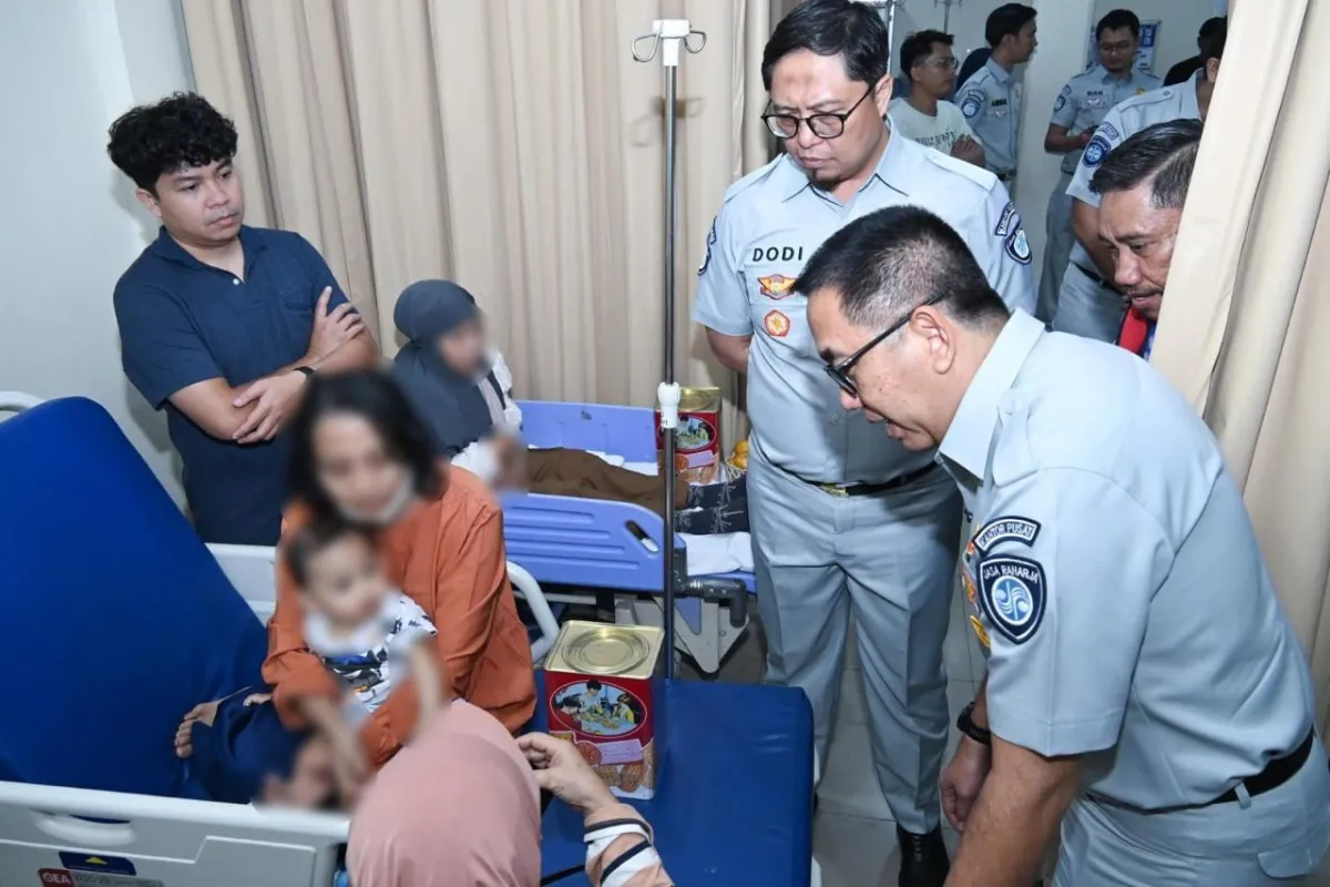 PT Jasa Raharja mengunjungi korban kebakaran KMP Batumandi. (Foto : Vita Kartono/Warta Lentera/DJPL)