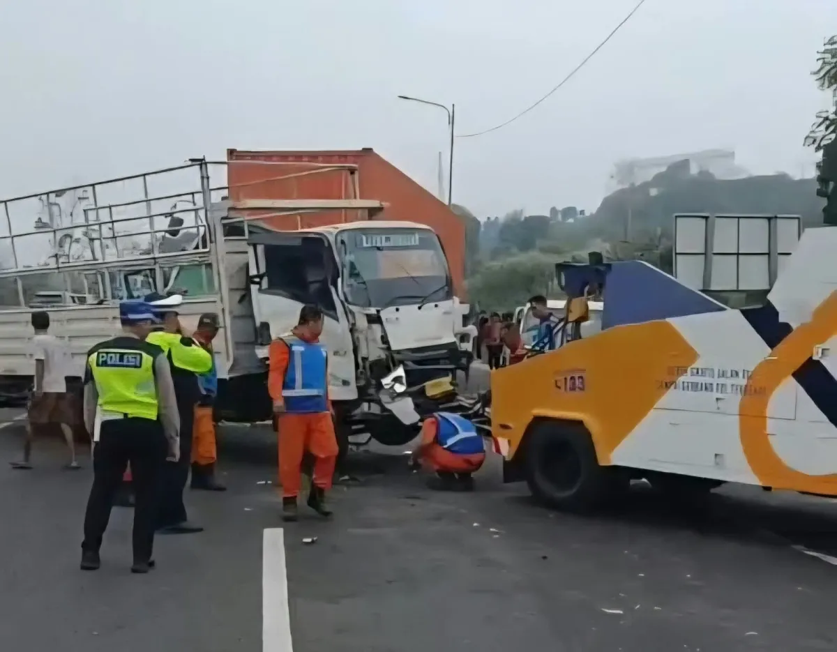 Petugas Jasamarga Metropolitan Tollroad melalui Representative Office 3 bersama Jasamarga Tollroad Operator (JMTO) segera melakukan penanganan. (Foto : Vita Kartono/Warta Lentera/JMTO)