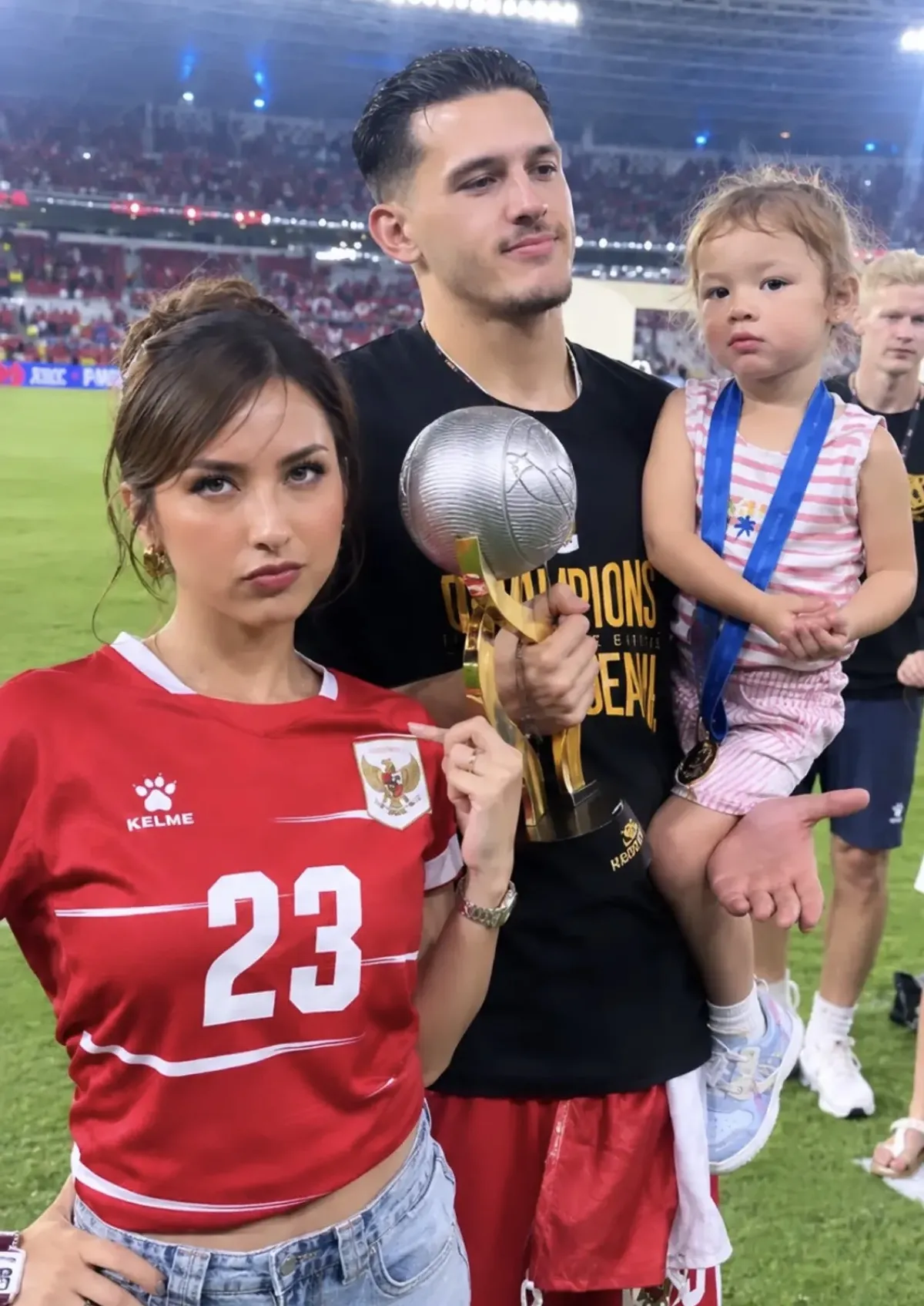 Ini Cara Selebgram Jennifer Coppen Rayakan Kemenangan Suami
