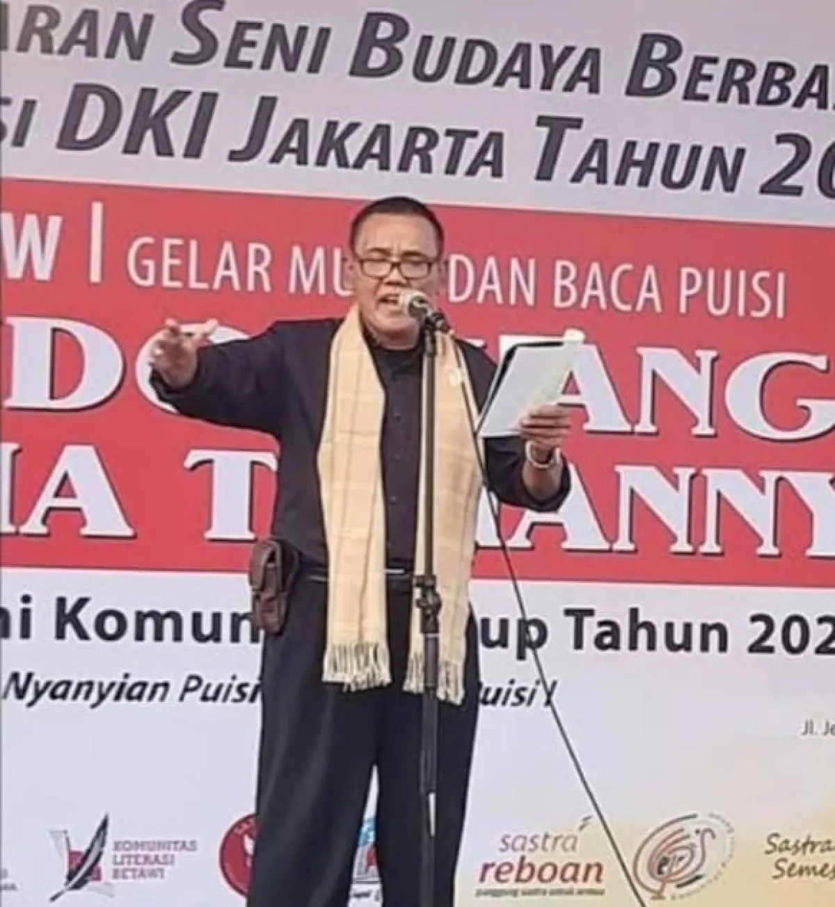 Aksi baca puisi penyair Pulo Lasman Simanjuntak. (dok Warta Lentera)