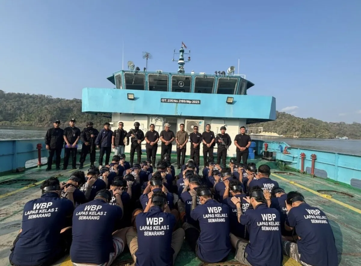Narapidana berisiko tinggi yang tengah melakukan perjalanan menyeberang lautan menuju Pulau Nusakambangan, Cilacap, Jawa Tengah dengan kapal. (dok Instagram/ Warta Lentera)