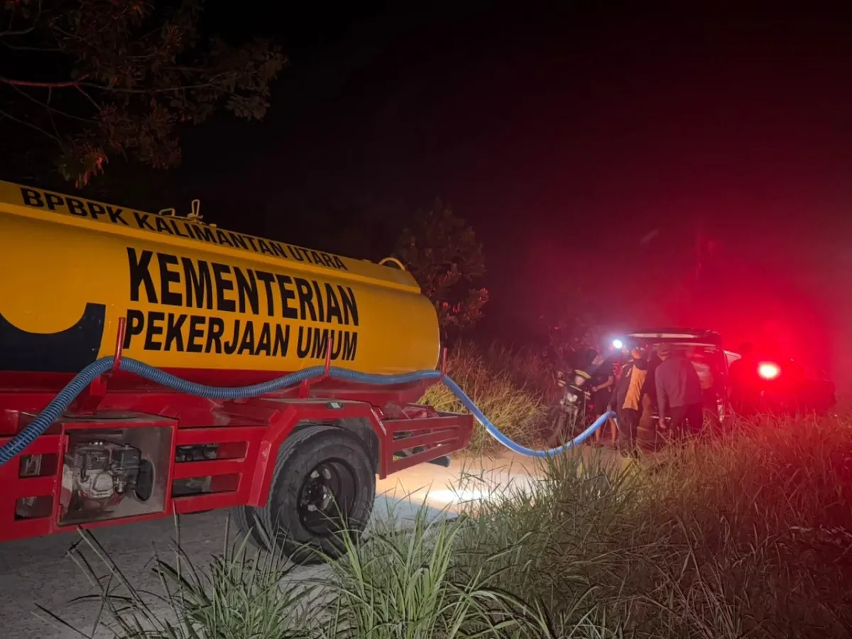 Penyaluran 20 ribu liter air bersih melalui truk pengangkut air bersih. (dok Kementerian PU)
