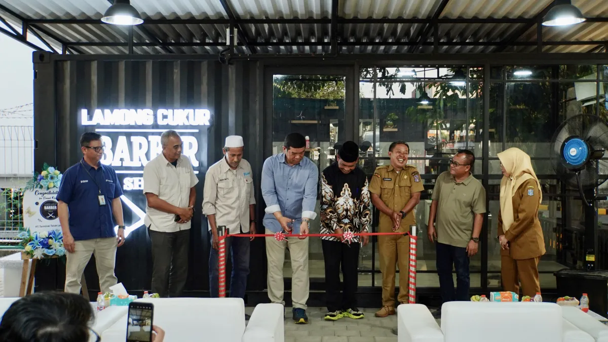 PT Terminal Teluk Lamong (TTL) menghadirkan peluang kerja bagi masyarakat sekitar melalui program Tanggung Jawab Sosial dan Lingkungan (TJSL) bertajuk Lamong Cukur.