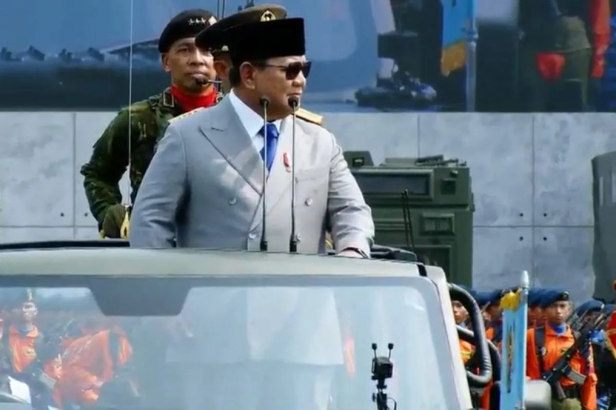 Presiden Prabowo Subianto memeriksa kesiapan pasukan di Lapangan PRIMA Mabes TNI, Jakarta dalam rangka peringatan HUT ke-81 TNI. (dok BPMI Sekretariat Presiden)