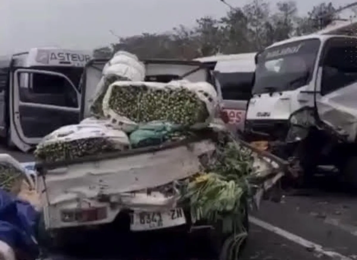 Akibat tabrakan beruntun menyebabkan truk terguling, akibatnya muatan berupa buah-buah dan sayuran tumpah ke jalan. (Instagram @halopurwakartaid)