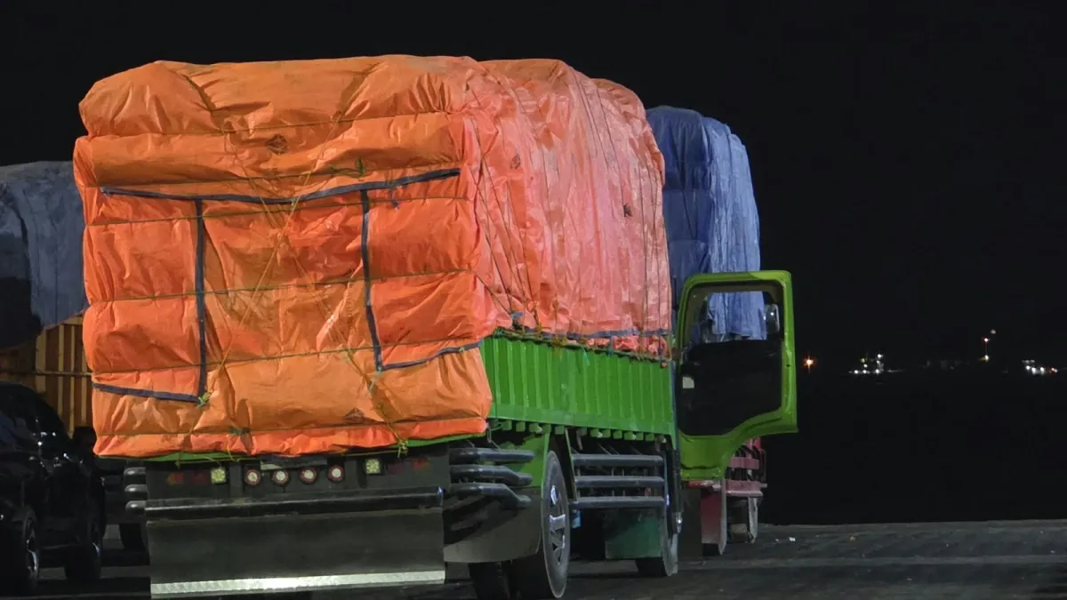 Truk tengah diperiksa berat muatan sebelum naik ke kapal penyeberangan. (Foto : Vita Kartono/Warta Lentera/DJPL)