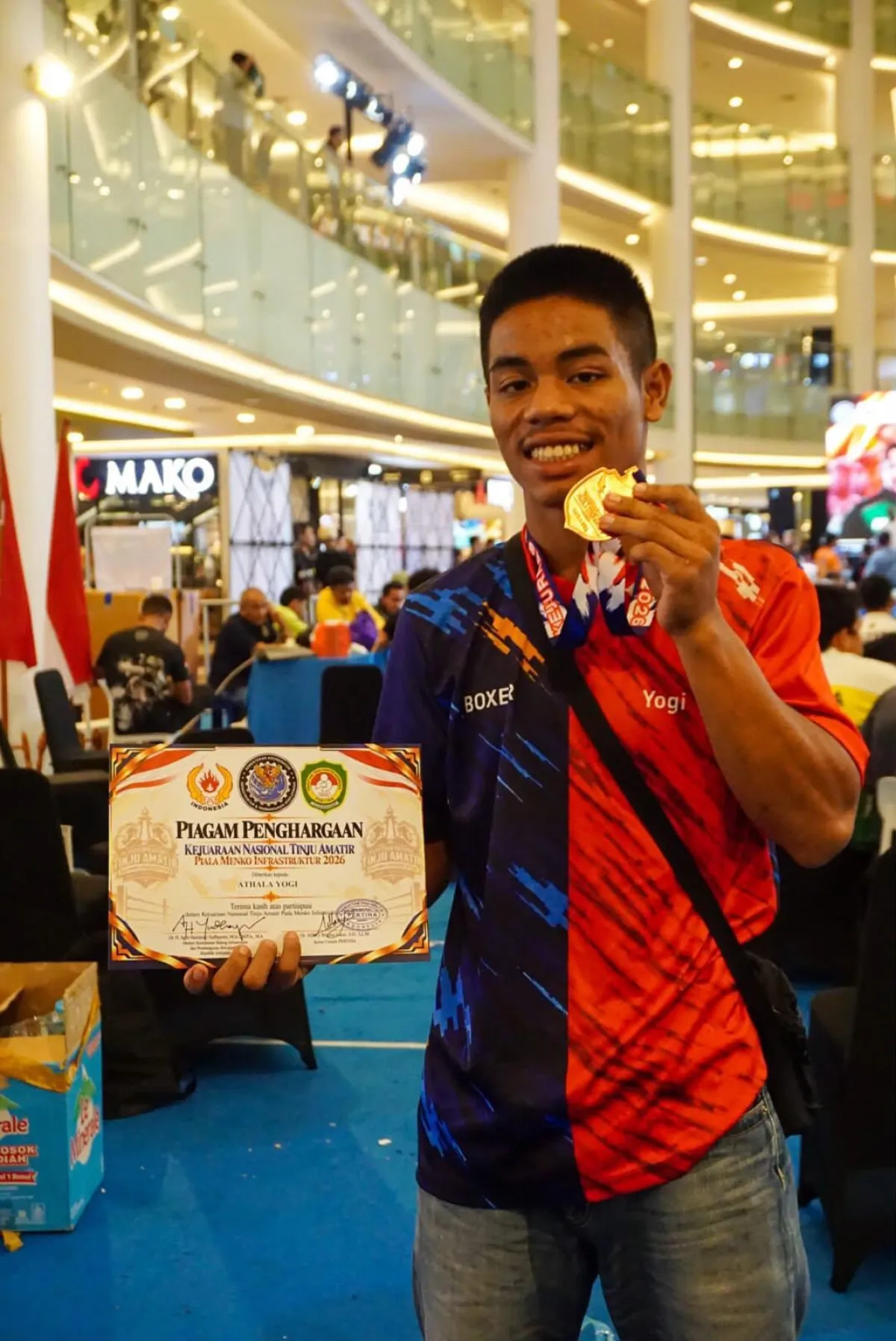 Yogi berfoto dengan medali perunggu dan piagam Kejurnas Tinju Amatir Pertina 2026. (dok AGP)